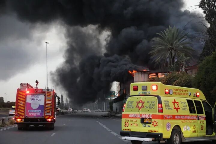  哈尔克岛军事设施灰飞烟灭；德黑兰爆炸连连，以军备战数周；伊朗多轮导弹回击，中东战云密布 新闻