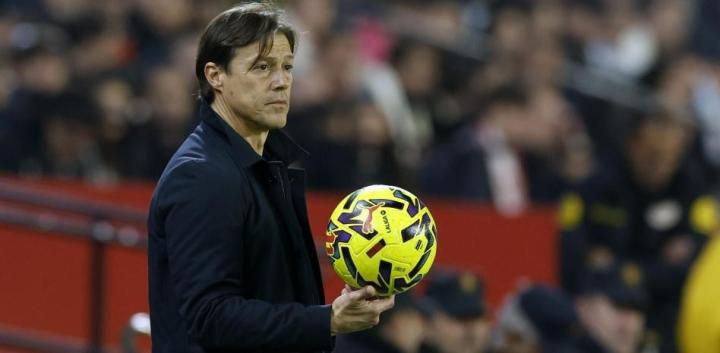  塞维利亚主帅坦言现实差距；巴萨展现夺冠雄心；阿尔梅达反思关键失误。 体育新闻