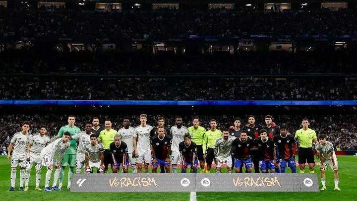  伯纳乌赛前暖心一刻，皇马与马竞携手反对种族歧视。 体育新闻
