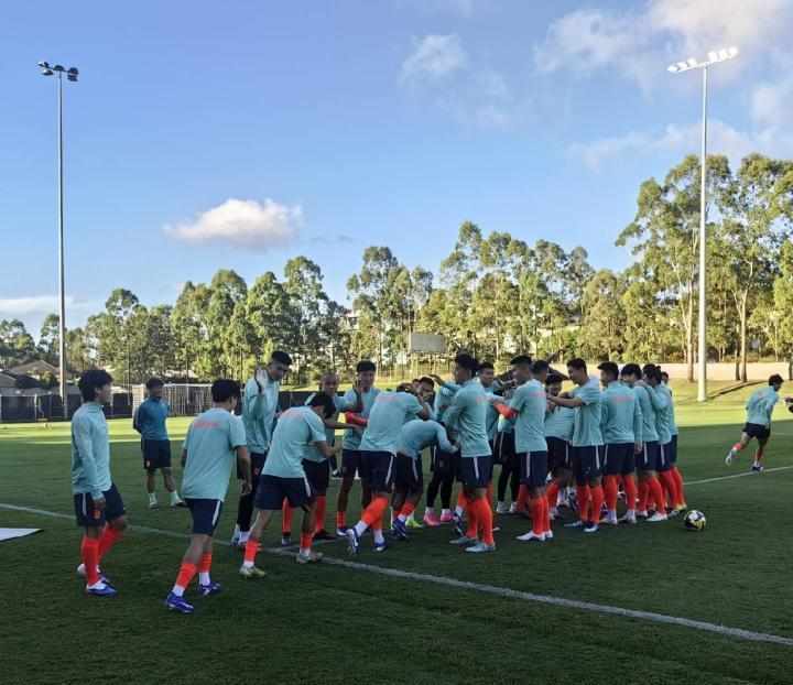 国足悉尼首训启动,新老球员分组演练;邵佳一奔走场边,细致讲解战术要点。 体育新闻